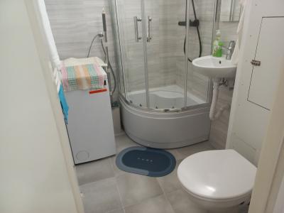 Baie complet renovata in apartamentul chilipir - ✔️ City Centre Apartment Budapest - apartament in centrul orasului Budapesta